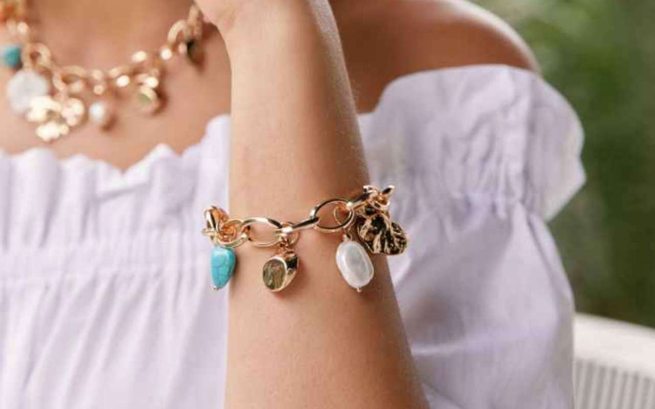 Find out the types of bracelet clasps and how to tie a bracelet yourse