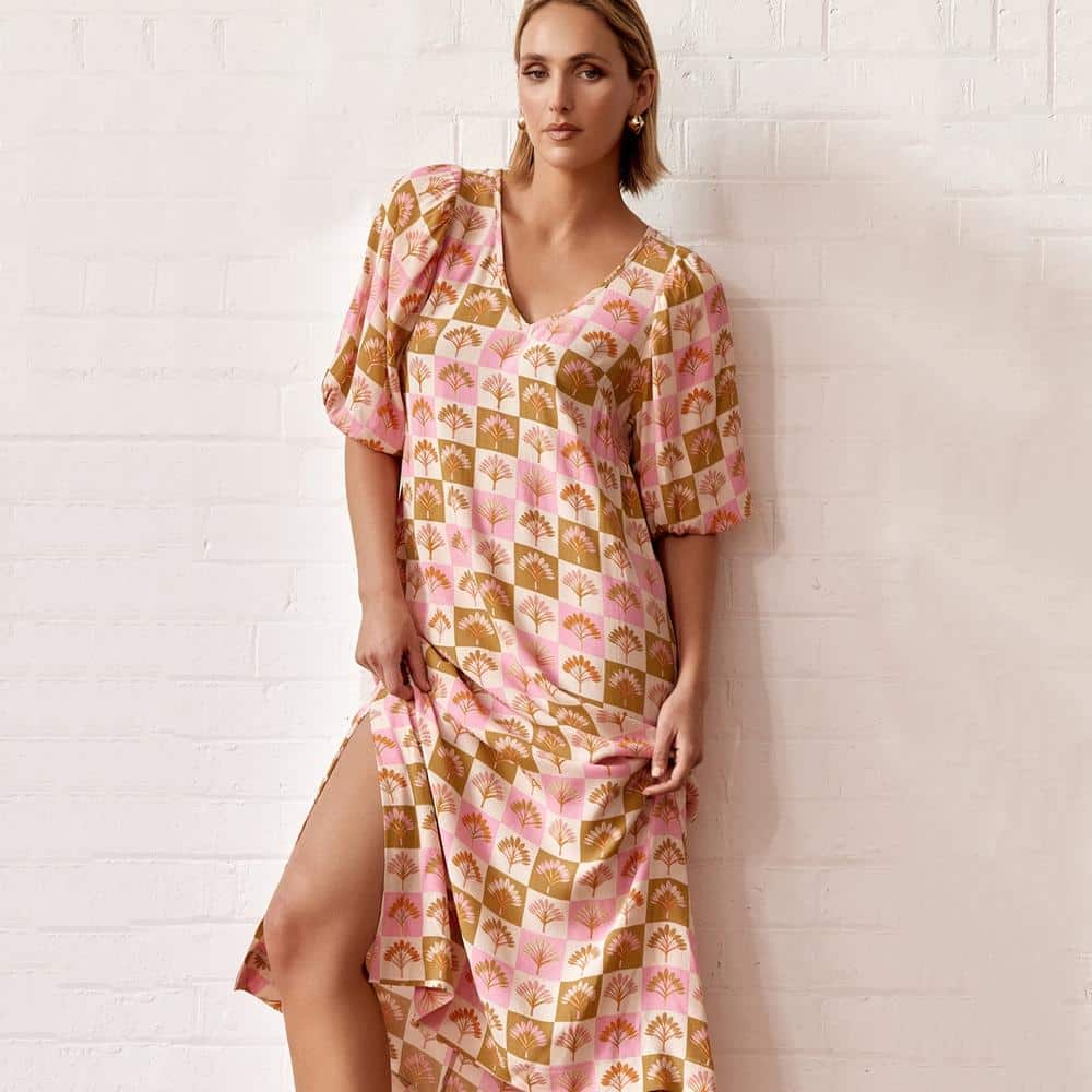 V-neck Optional waist strap Loop & button back closure Short, elasticised sleeves Puff sleeves Side splits Printed material Relaxed fit Materials: 100% Viscose