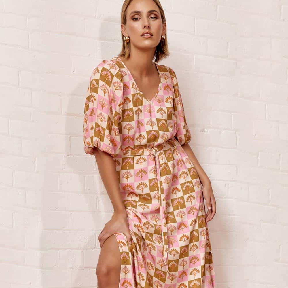      V-neck     Optional waist strap     Loop & button back closure     Short, elasticised sleeves     Puff sleeves     Side splits     Printed material     Relaxed fit     Materials: 100% Viscose